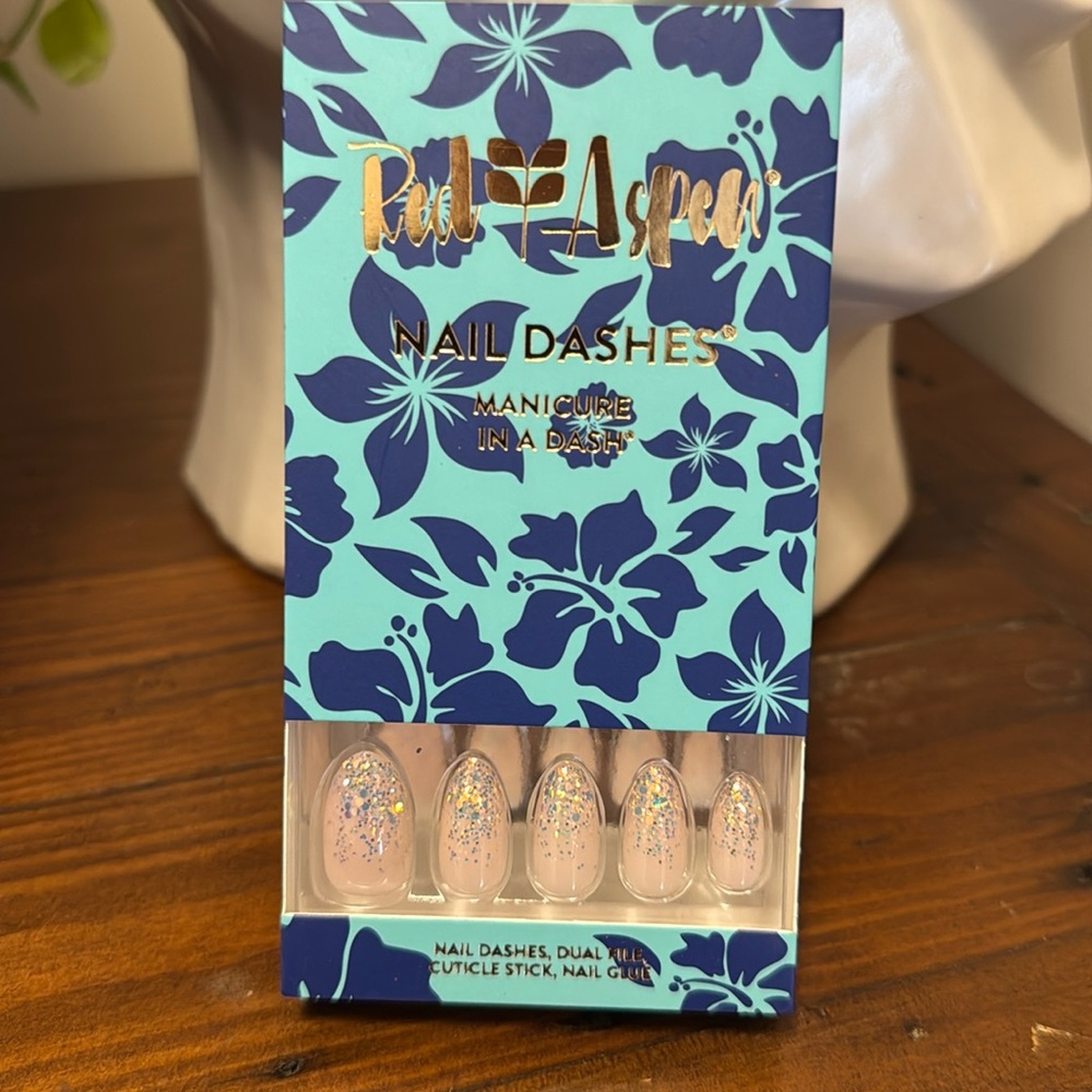 COPY - RED ASPEN Cin Cin Cohen Nail Dashes med Pop On Almond